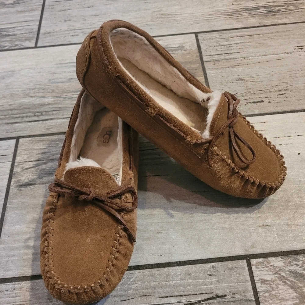 UGG Dakota slippers Girls size 4 chestnut brown water resistant suede comfy cozy